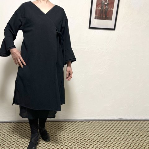 ワッシャー加工の黒カシュクールチュニックワンピース