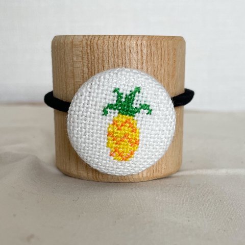 刺繍＊夏にピッタリ！親子や姉妹で使えるおしゃれで可愛いリネンのくるみボタンヘアゴム＊パイナップル＊