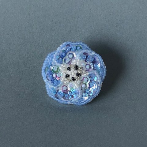 青が美しいネモフィラのビーズ刺繍ブローチ