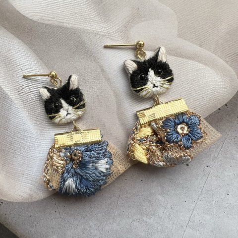 手刺繍のハチワレ猫＊ピアス/イヤリング(インド刺繍リボン)