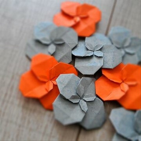 折り紙　オレンジとグレーの花たち