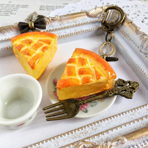 アップルパイのキーホルダー・アンティークリボン(apple pie key chain/charm/フェイクスイーツ/フェイクフード/食品サンプル/お菓子/焼き菓子)