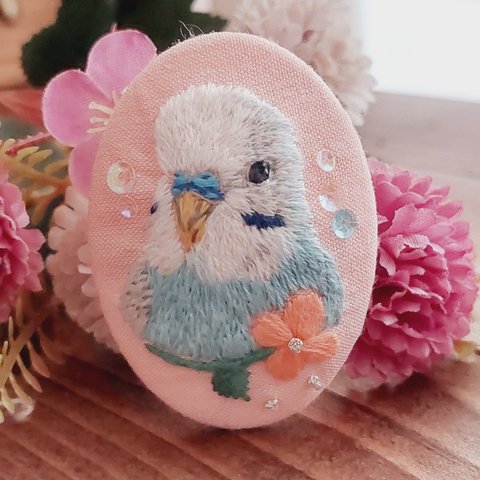 【受注生産】＊セキセイインコ刺繍＊オーバル型ブローチ❁お花と一緒に…❁Embroidered budgerigar broach.