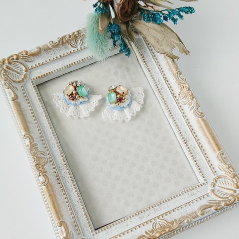 【ピアス】白とブルーが優しい♡プチかわいいレースの刺繍ピアス（イヤリングに無料変更可）