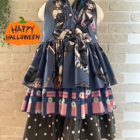 子供服　🎃ウィッチガール柄三段フリルノースリーブワンピース　仮装　チャコール✖️ピンク　110サイズ