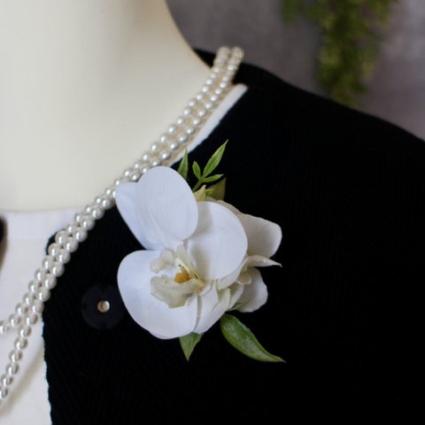 白い胡蝶蘭と白い紫陽花のコサージュ　アーティフィシャルフラワー　造花 　ヘアアクセサリー　卒業式　入学式　浴衣　結婚式　フォーマル