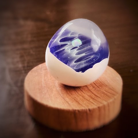 宇宙を卵に閉じこめた小さなガラスオブジェ　置物　オパール