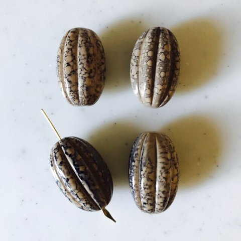 Vintage Beige Black Fluted Oval Beads 《5170》