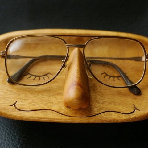 木彫りメガネ置き『メガネさん』