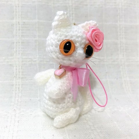 ピンク薔薇とリボン*白猫*あみぐるみ♡キーホルダー・ストラップ・ボールチェーン