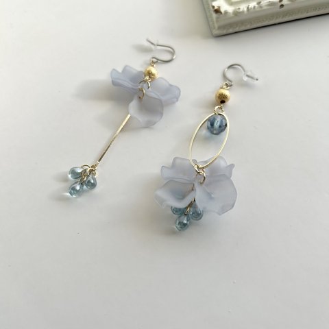 【人気追加色】透明感ある花びらのくすみブルーアシンメトリーピアス/ピアス　イヤリング　花　推しカラー　ブルー　青　くすみブルー