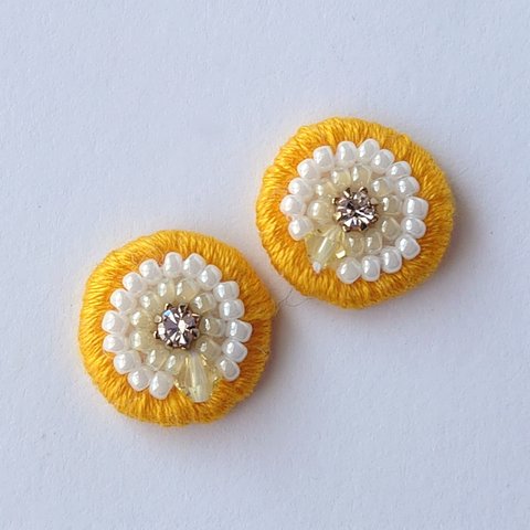 ビジューとクリスタルビーズの刺繍ピアス/イヤリング(イエロー)