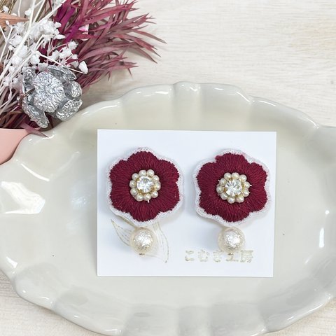 【101】　ハンドメイド　お花刺繍ピアス(ワインレッド色) 2WAY仕様