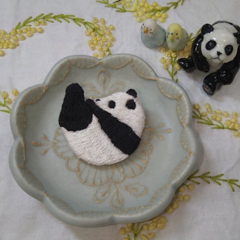 ごろりんパンダ♡刺繍ブローチ