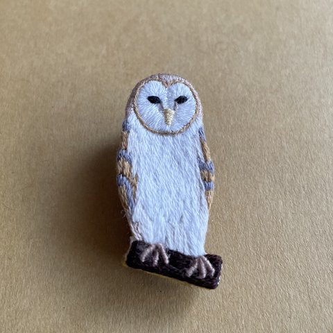 スンッ…としたメンフクロウの手刺繍ブローチ