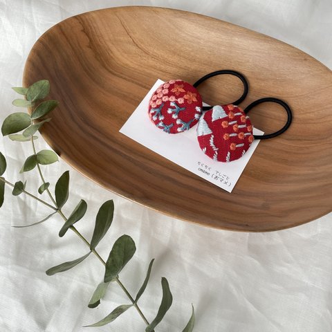 くるみボタンのヘアゴム（赤系）花柄　刺繍　