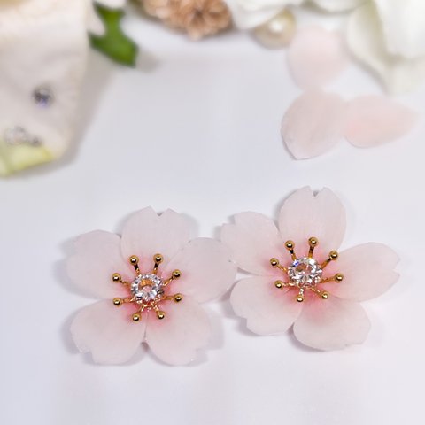 耳元に桜、一輪。桜のピアス／桜　sakura イヤリング