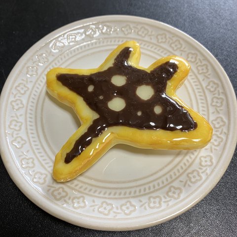 フェイクスイーツブローチ　マンタのチョコクッキー