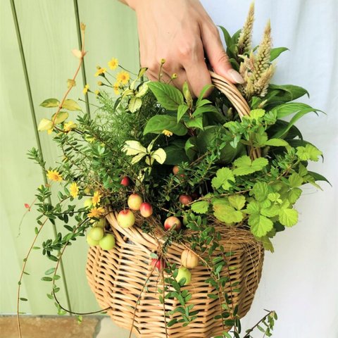 秋の草花とクランベリーで風そよぐ軽やかなバスケット