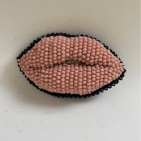 ビーズ刺繍リップブローチ