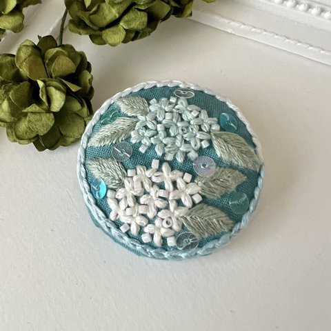 紫陽花の刺繍ブローチorヘアゴム(アナベルカラー)