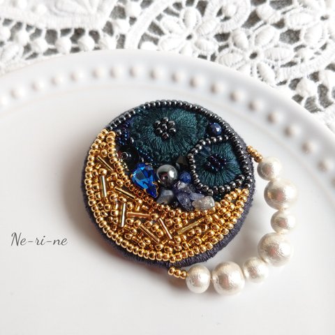 月と夜空のビーズ刺繍ブローチ【A】