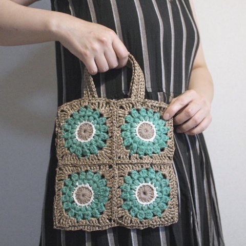 アネモネが咲くニーニーバッグ　2×2 granny square 