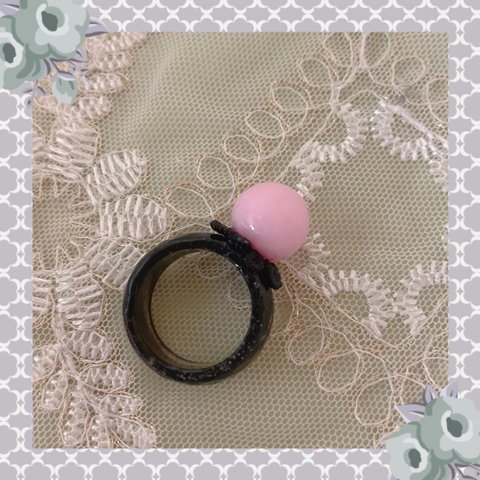 丸い指輪　ピンクと黒