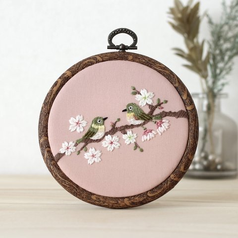 刺繍ファブリックパネル　桜の花とメジロ　約12㎝の刺しゅう枠