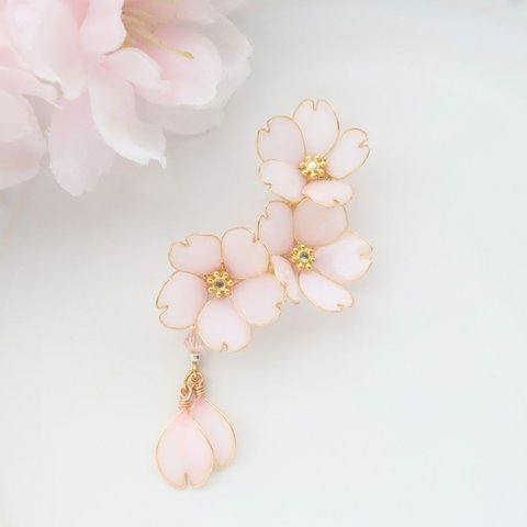 桜と花びらのイヤーカフ