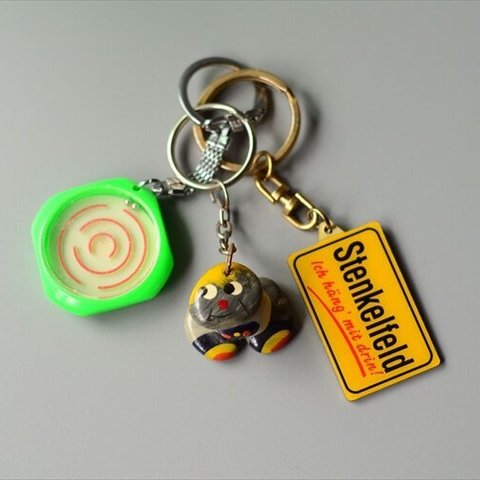 ヨーロッパから ヴィンテージキーホルダー 3個セット ドイツ フランス アメリカなどから Vintage keychain アンティーク_240313 ig3835_4