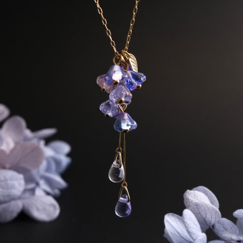 色変わり　紫陽花と雨粒のネックレス　Czechbeads　Swarovski Crystals