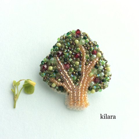 初夏の桜の木のブローチ♡ビーズ刺繍a赤い実