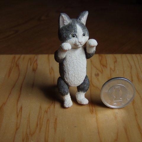 木彫り　ハチワレ猫の人形