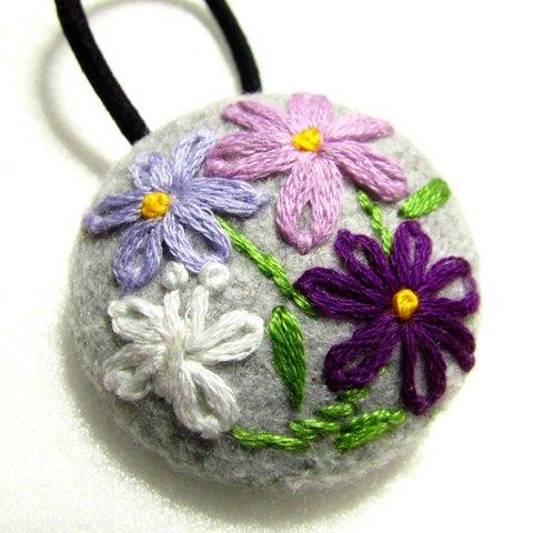 くるみボタンと刺繍のヘアゴム　紫の花と白い蝶