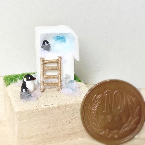 ［ミニチュア］ペンギン親子は冷たい場所がお好き。