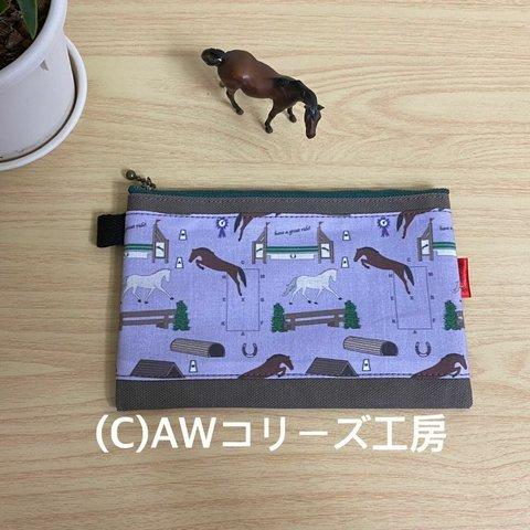 💜障碍飛越競技の馬の輸入生地とグレイジュの８号帆布で作った２０ｃｍファスナーのぺたんこポーチ（１枚仕立て）