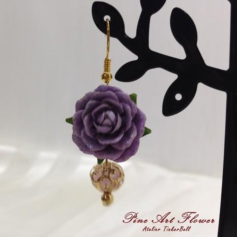 ーうす紫色の木製バラのピアス－