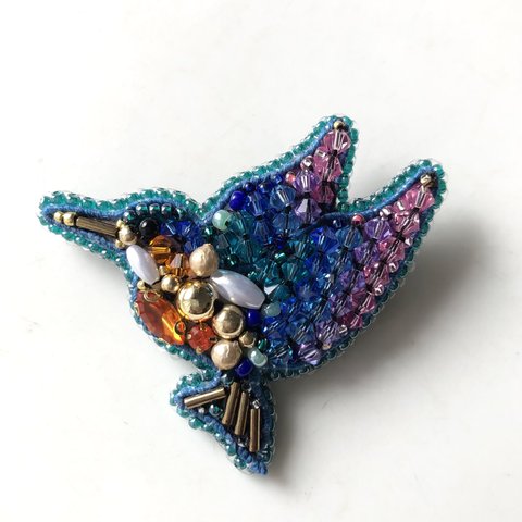 空飛ぶ宝石　羽ばたく　カワセミ　ブローチ　ビーズ刺繍　野鳥　鳥　生き物　水辺の宝石　美しい鳥　翡翠