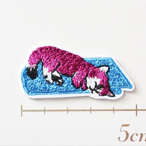 かわいい刺繍ワッペン　タオルとネコ　シール付き　イエロー×ホワイト-B　アップリケ