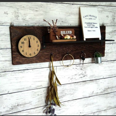 時計付きウォールシェルフ　ウォールラック　フック、飾り棚付き　カフェ風