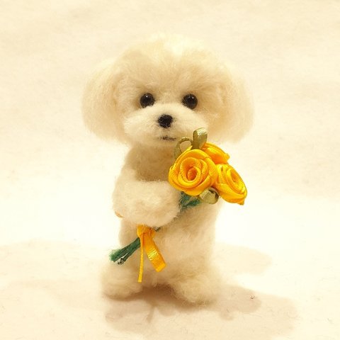 羊毛フェルトの犬　黄色い花束を持つマルチーズ