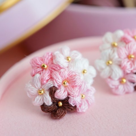 いちごチョコ｜刺繍糸のお花のブーケ耳飾り