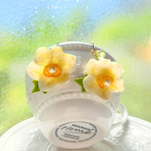 【本物の花】白い水仙のクリーミーパールピアス
