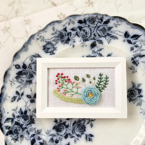 ブルー・ローズ・ガーデン 刺繍フレーム rose gardenバラ園 薔薇園 刺繡額 ボタニカル刺繍　インテリア枠 壁掛け ファブリックパネル