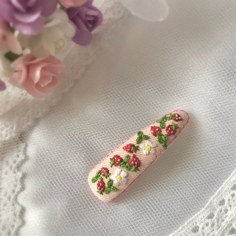 粒々いちごの刺繍ぱっちんピン　三角　ベビー　キッズ