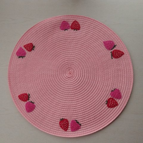 苺のフェルト刺繍ランチョンマット