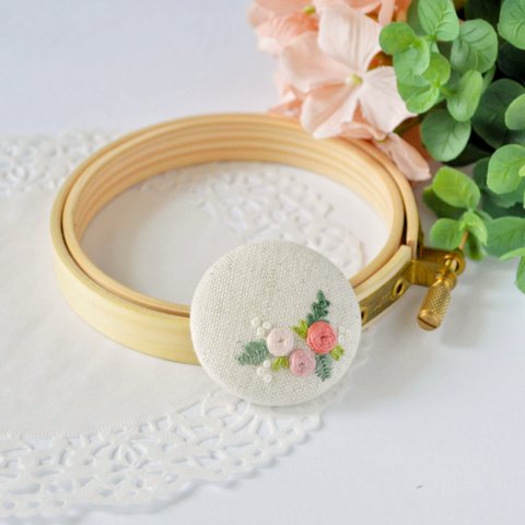 【 ブローチ 】刺繍 くるみボタン ( 3.8cm )　( ピンク バラ )