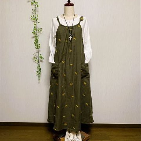 値下げ 刺繍 エプロンワンピース　　ロング丈 着丈120cm　マキシ丈　いつもの服の上から着る大人エプロン　ワンピース 　