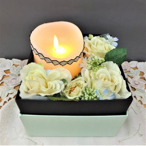 お供え花～光触媒加工＆蓄光加工の白バラとLEDキャンドルのBOXアレンジ